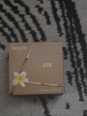 Benefit Hoola Lite Bronzer Compact - Beige & Gold Packaging
